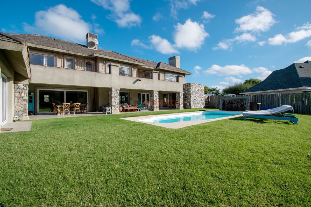 Casa ID.5190 - Venta Casa 4 dormitorios Barrio Privado