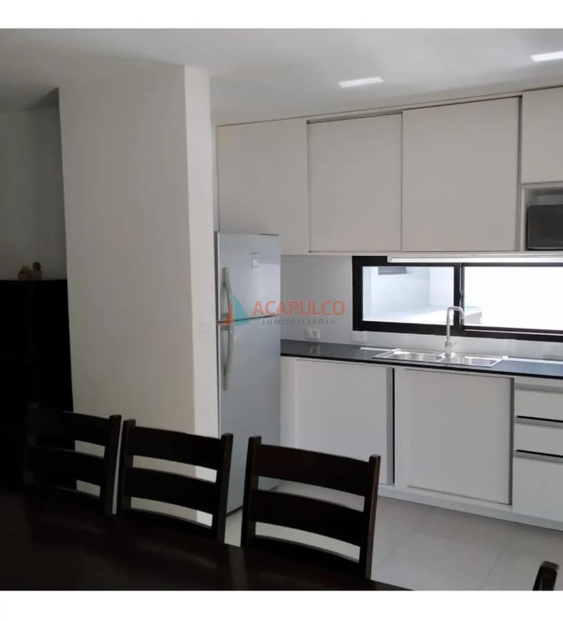 Casa Ref.4576 - Casa en Venta - Cantegril - Punta Este - 4 dormitorios y 3 baños - piscina climatizada 