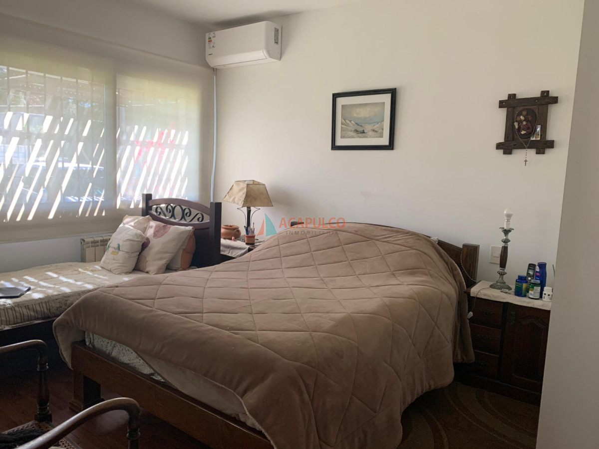Casa Ref.4630 - Casa en Venta 4 Dormitorios, 3 baños, fondo con Piscina y Parrillero.