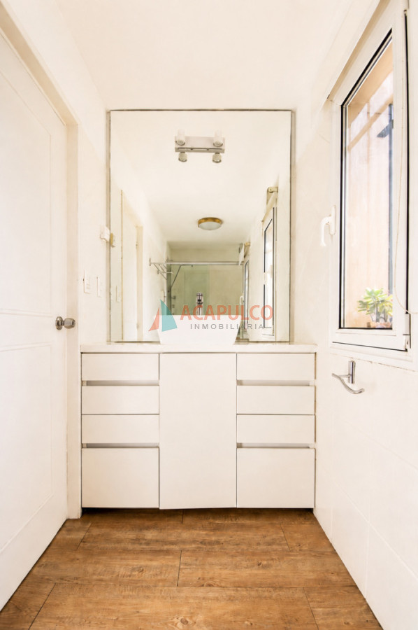 Apartamento ID.6528 - Venta casa 5 dormitorios, 4 baños en Carrasco Sur, piscina, barbacoa, cocheras y cancha de futbol