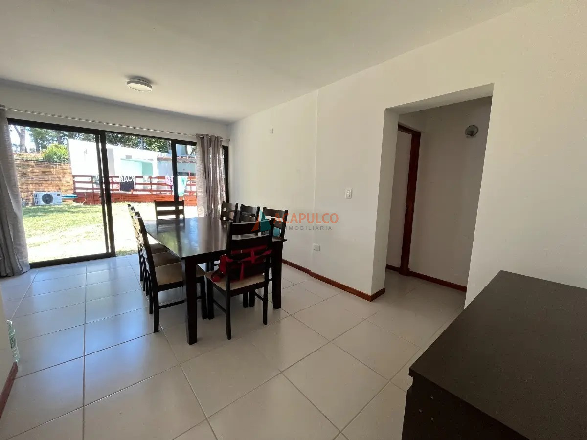 Casa Ref.4576 - Casa en Venta - Cantegril - Punta Este - 4 dormitorios y 3 baños - piscina climatizada 