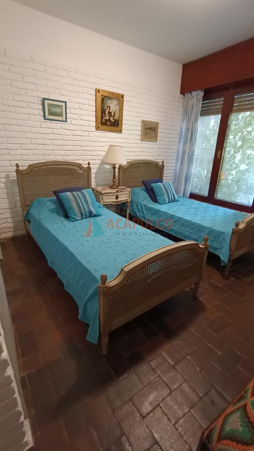 Casa Ref.2445/CASA-A-METROS-DEL-MAR---Alquiler-de-temporada---3-dormitorios-2-baños---fondo-parrillero--Punta-del-Este - CASA A METROS DEL MAR - Alquiler de temporada - 3 dormitorios 2 baños - fondo parrillero -Punta del Este