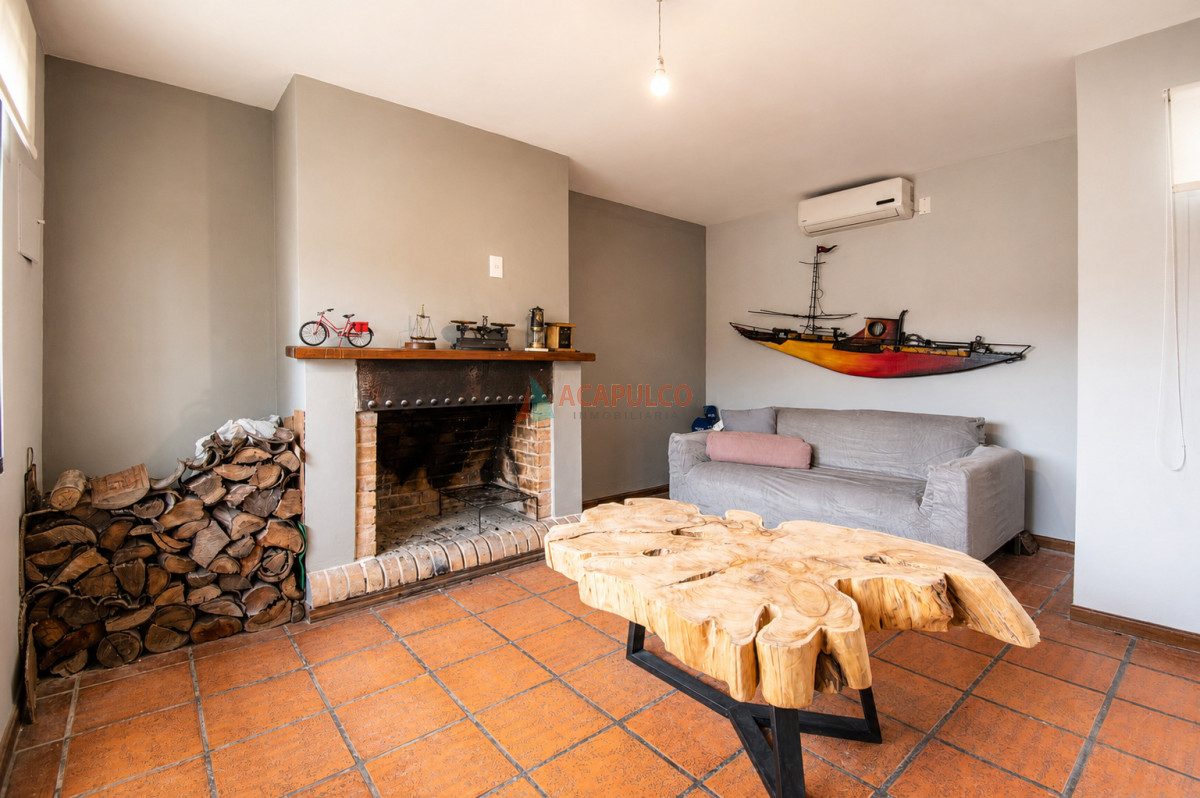 Casa ID.6515 - Alquiler casa 2 o 3 dormitorios en Carrasco, 2 cocheras, amoblada
