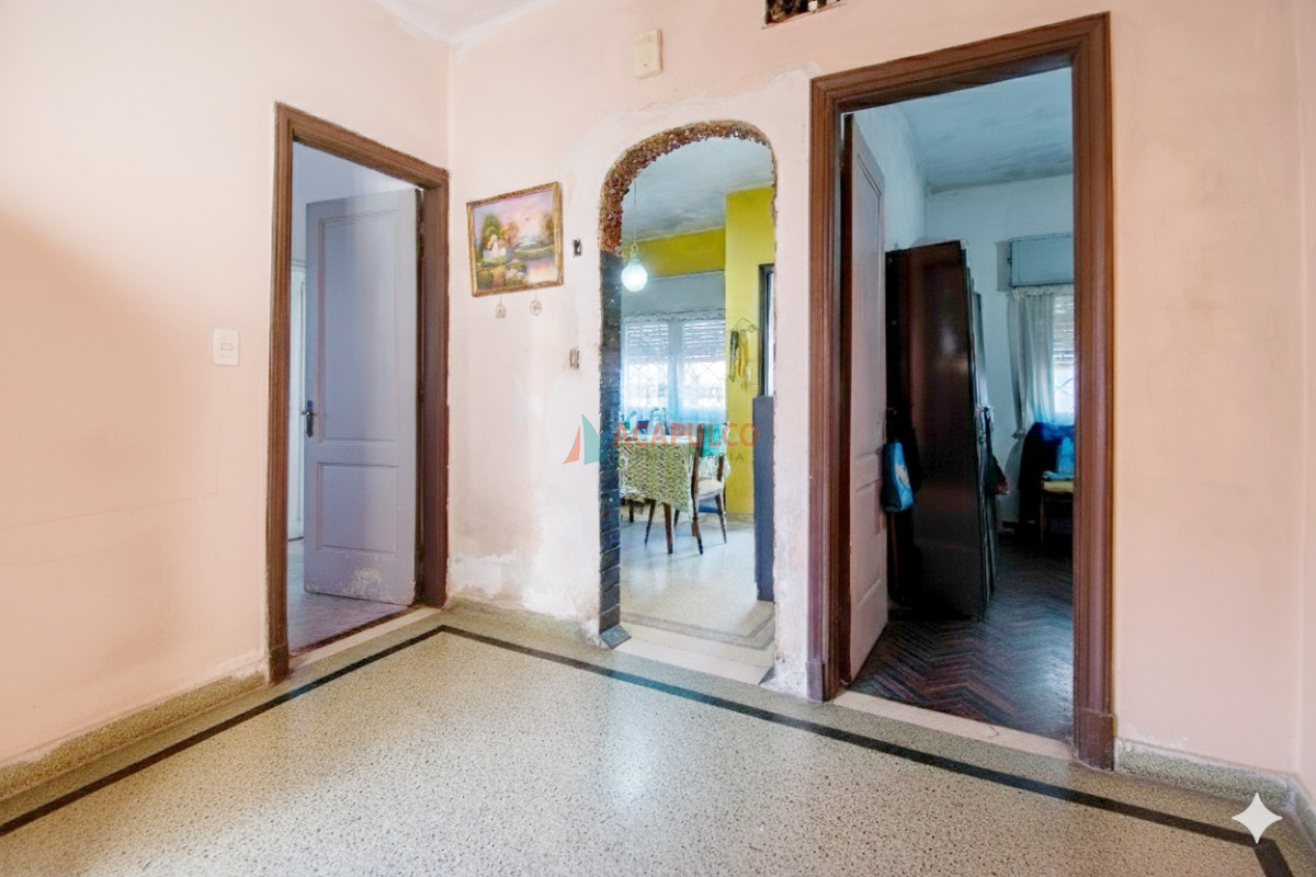 Casa Ref.6247 - Venta casa de 2 dormitorios con un apartamento de 2 dormitorios y cochera en la Blanqueada 