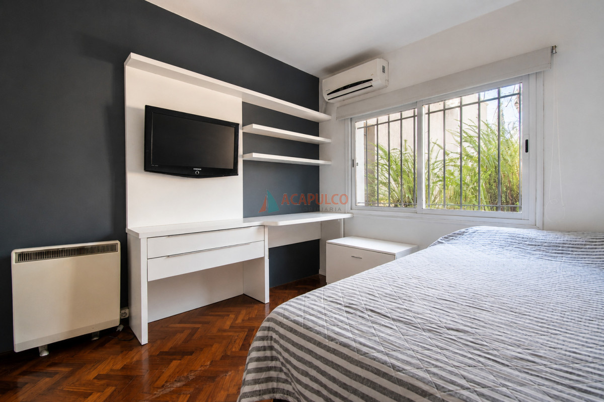 Apartamento ID.6528 - Venta casa 5 dormitorios, 4 baños en Carrasco Sur, piscina, barbacoa, cocheras y cancha de futbol