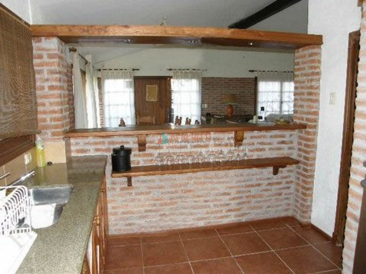 Casa Ref.2270 - Casa en Pinares 3 Dormitorios + Dependencia - Piscina - Punta del Este
