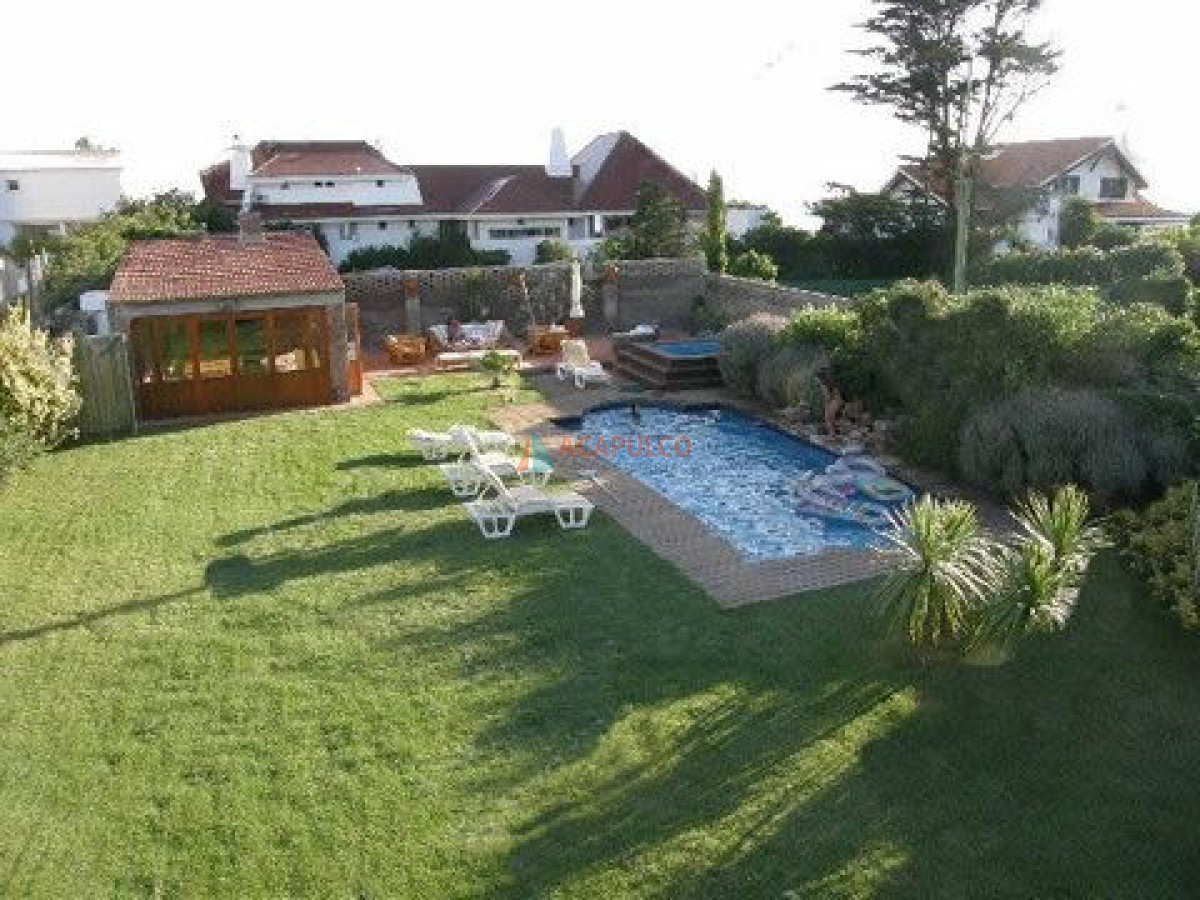 Casa Ref.2270 - Casa en Pinares 3 Dormitorios + Dependencia - Piscina - Punta del Este