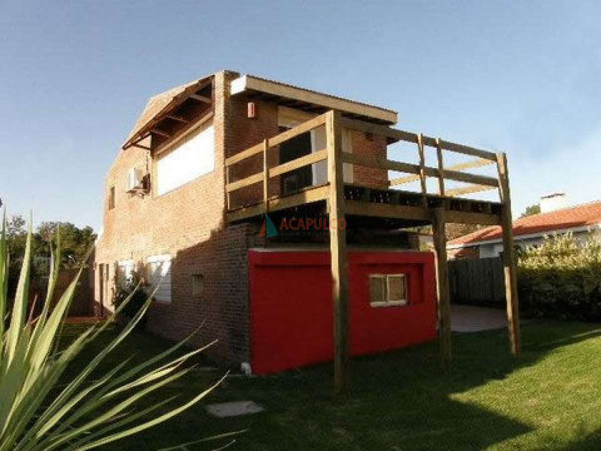 Casa Ref.2270 - Casa en Pinares 3 Dormitorios + Dependencia - Piscina - Punta del Este