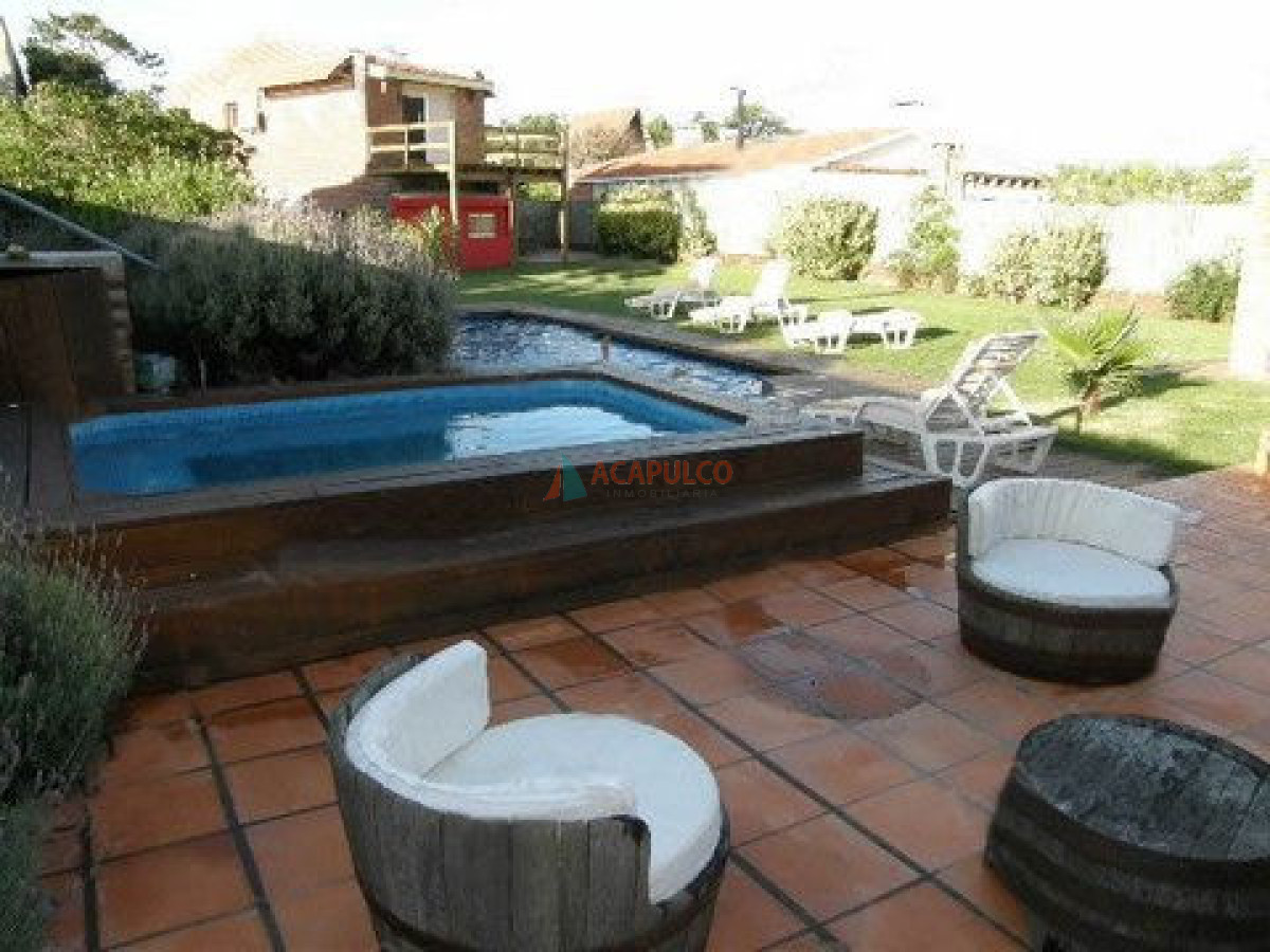 Casa Ref.2270 - Casa en Pinares 3 Dormitorios + Dependencia - Piscina - Punta del Este