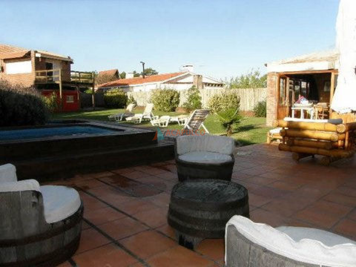 Casa Ref.2270 - Casa en Pinares 3 Dormitorios + Dependencia - Piscina - Punta del Este