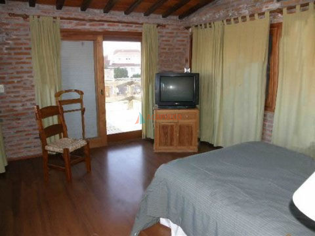 Casa Ref.2270 - Casa en Pinares 3 Dormitorios + Dependencia - Piscina - Punta del Este