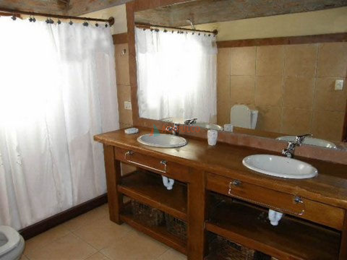 Casa Ref.2270 - Casa en Pinares 3 Dormitorios + Dependencia - Piscina - Punta del Este