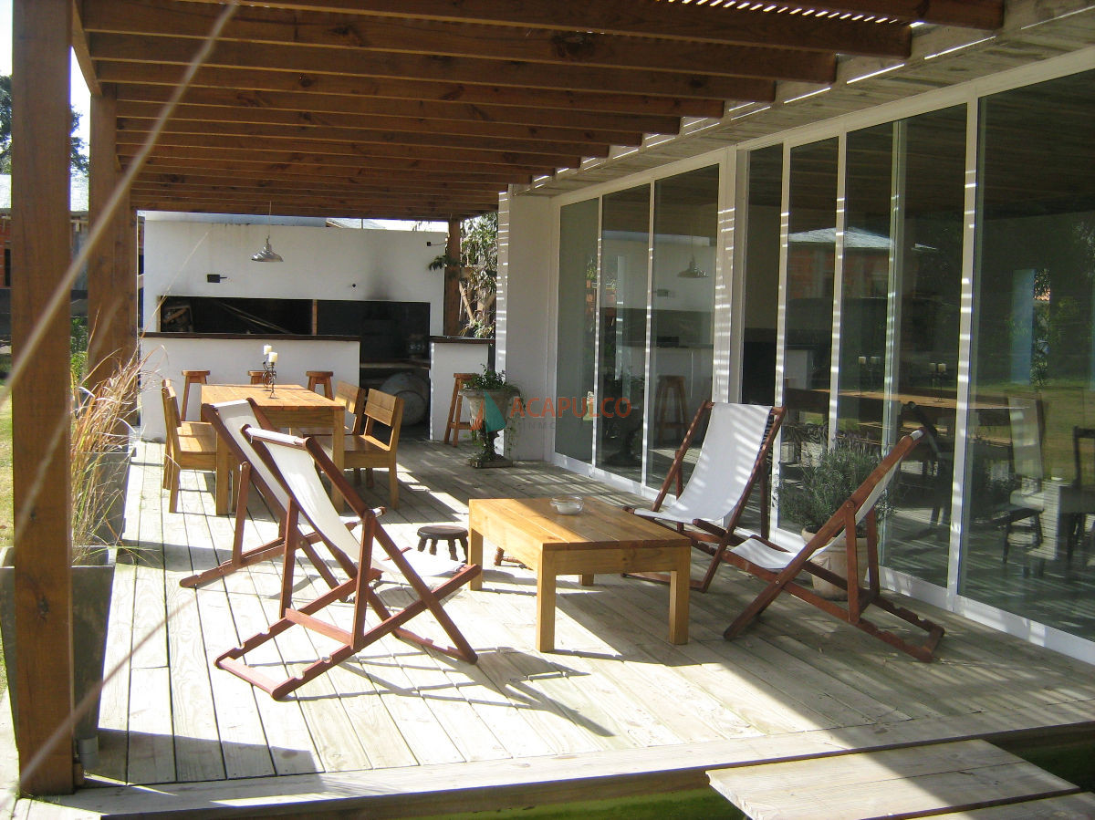 Casa Ref.2272/BARRIO-ARBOLADA-3-dormitorios,-2-baños,-1-suite,-living-comedor,-cocina,-estacionamiento - BARRIO ARBOLADA 3 dormitorios, 2 baños, 1 suite, living comedor, cocina, estacionamiento.