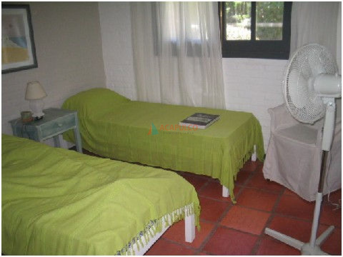 Casa Ref.2320/js/revolution/images/translate_img/blank.png - Casa en Rincon del Indio - Punta del Este a 300m del mar!! 3 dormitorios, barbacoa y piscina
