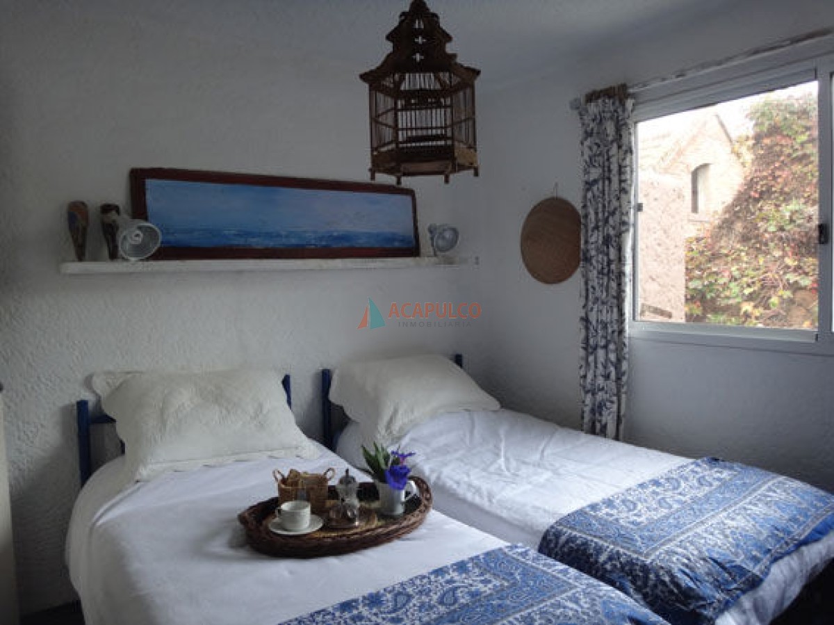 Casa Ref.2540/css/js/js/custom.js - Casa en Venta - 5 Dormitorios + Dependencia - La Barra  - 150mts del Mar