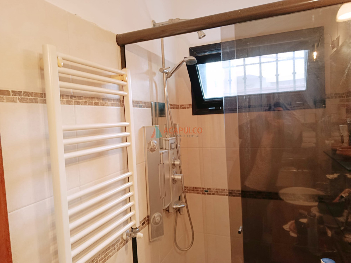 Casa ID.4630 - Casa en Venta 4 Dormitorios, 3 baños, fondo con Piscina y Parrillero.