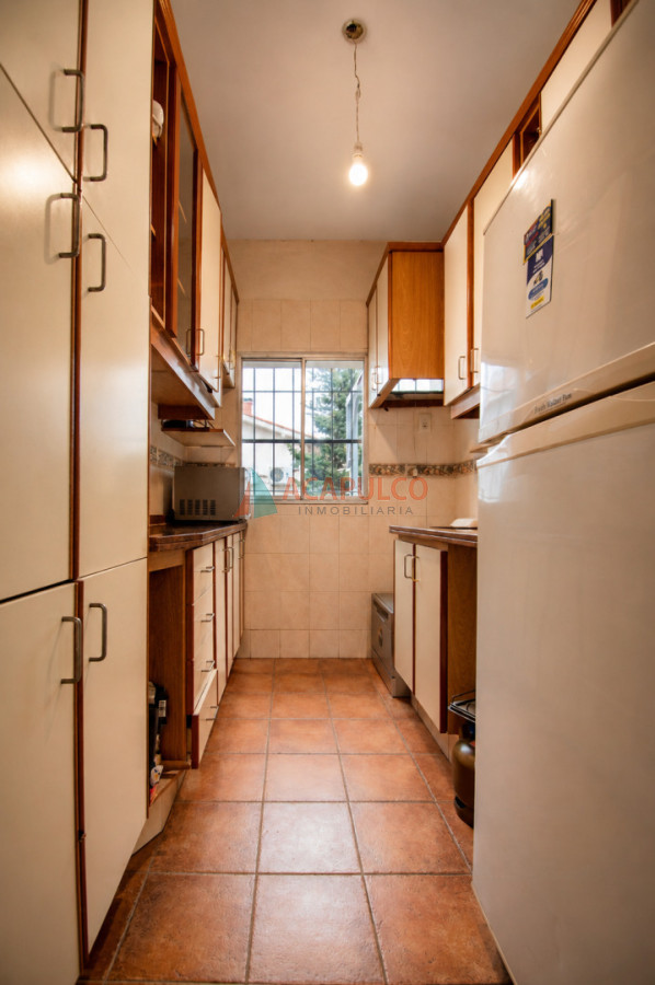 Casa ID.6515 - Alquiler casa 2 o 3 dormitorios en Carrasco, 2 cocheras, amoblada