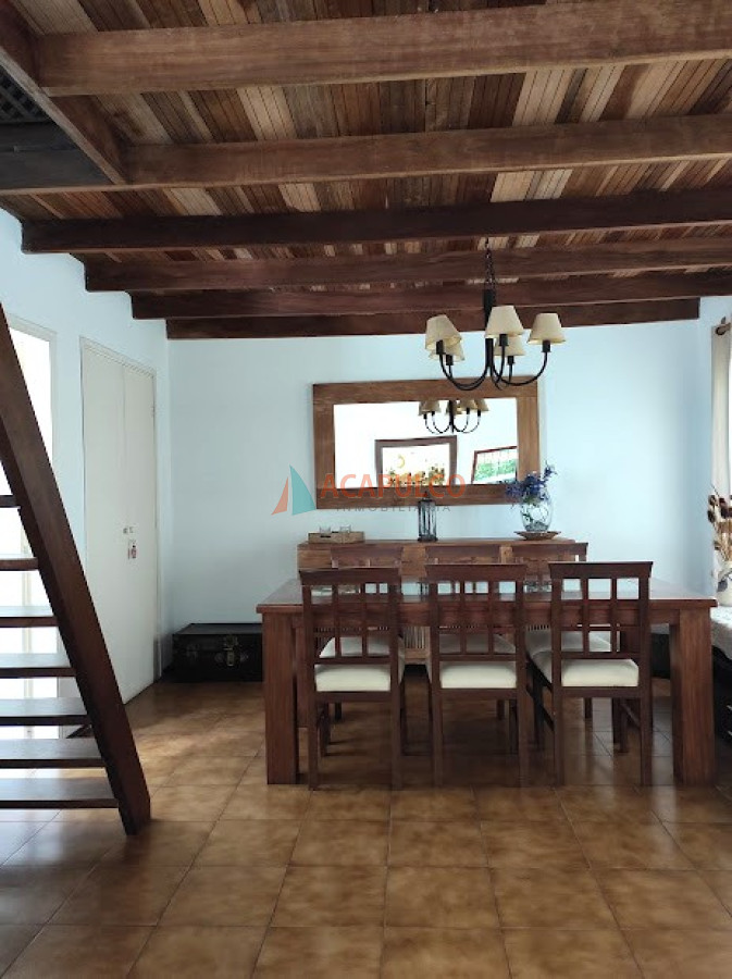 Casa Ref.2175/COMODO-CHALET-EN-DOS-PLANTAS-3-DORMITORIOS,-2-BAÑOS,-AMPLIO-LIVING-,-COMEDOR,-COCINA-,-AMBIENTES-MUY-LUMINOSOS.- - CASA EN ALQUILER TEMPORAL 4 DORMITORIOS