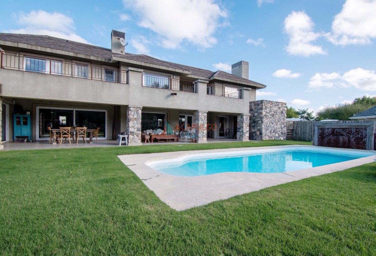 Casa ID.5190 - Venta Casa 4 dormitorios Barrio Privado