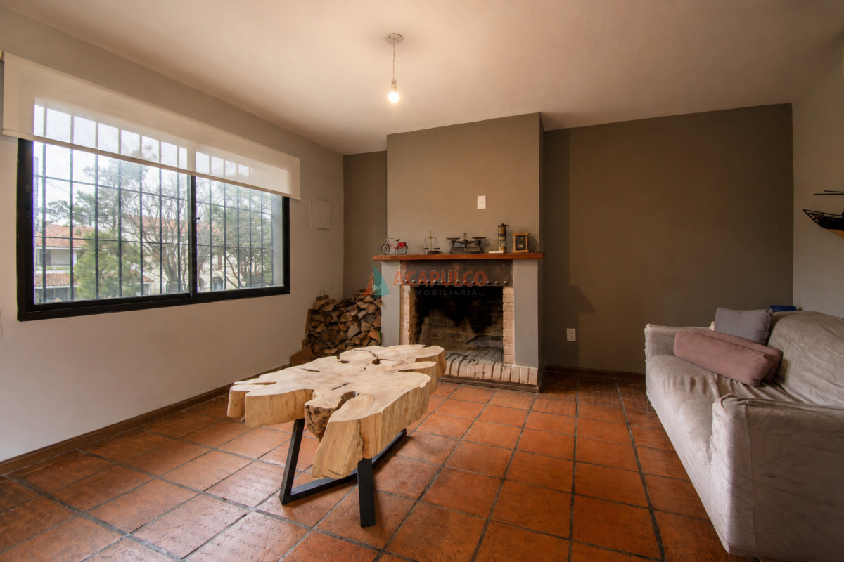 Casa ID.6515 - Alquiler casa 2 o 3 dormitorios en Carrasco, 2 cocheras, amoblada