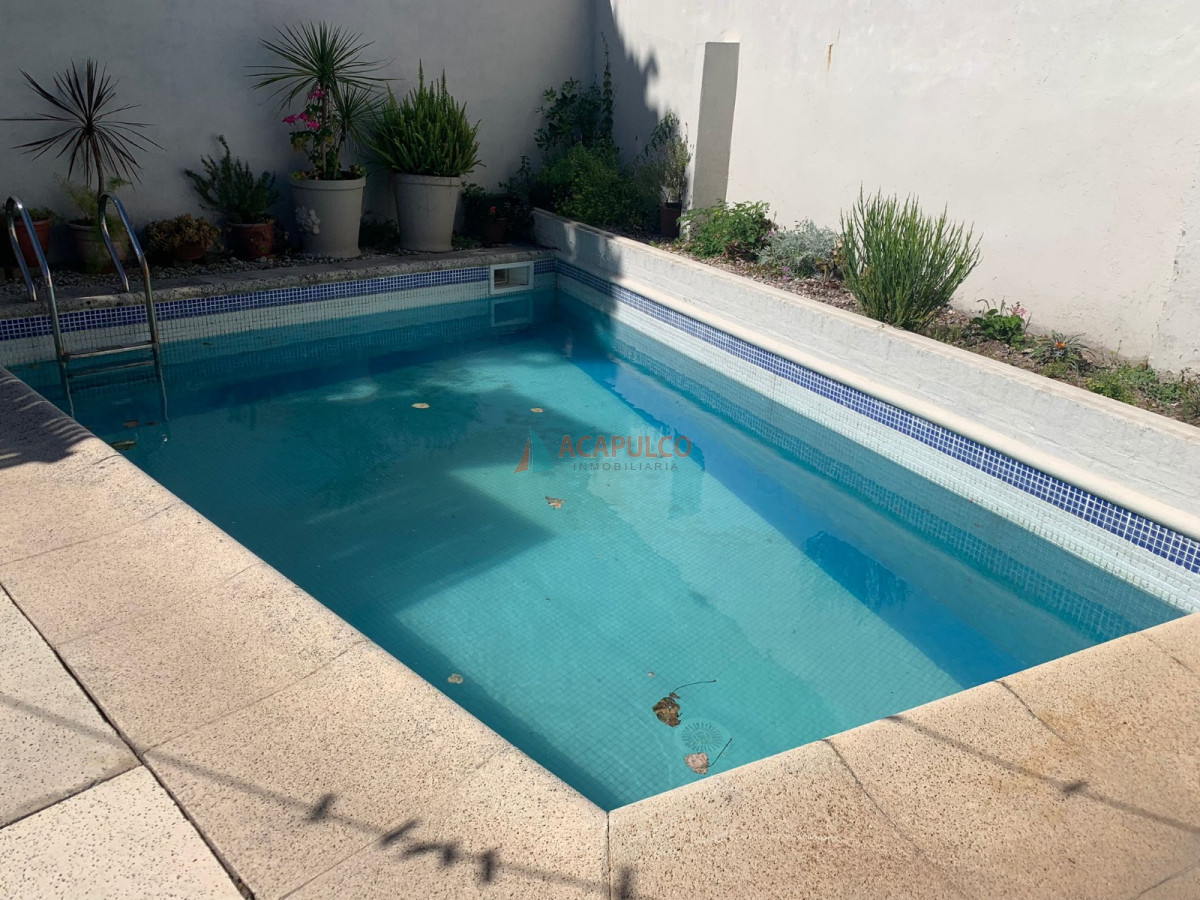 Casa Ref.4630 - Casa en Venta 4 Dormitorios, 3 baños, fondo con Piscina y Parrillero.