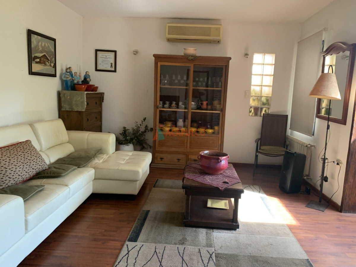 Casa Ref.4630 - Casa en Venta 4 Dormitorios, 3 baños, fondo con Piscina y Parrillero.