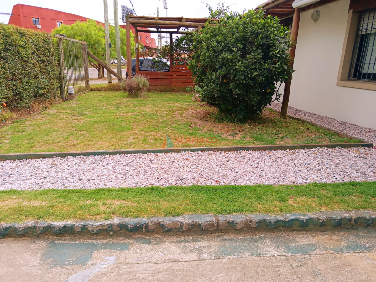 Casa ID.4630 - Casa en Venta 4 Dormitorios, 3 baños, fondo con Piscina y Parrillero.