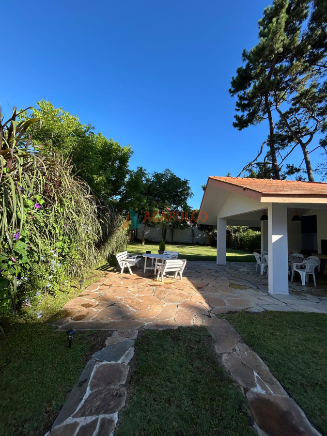 Alquiler de temporada - Casa 3 dormitorios - 4 baños - capacidad 6 personas - fondo, parrillero - ACP4635C