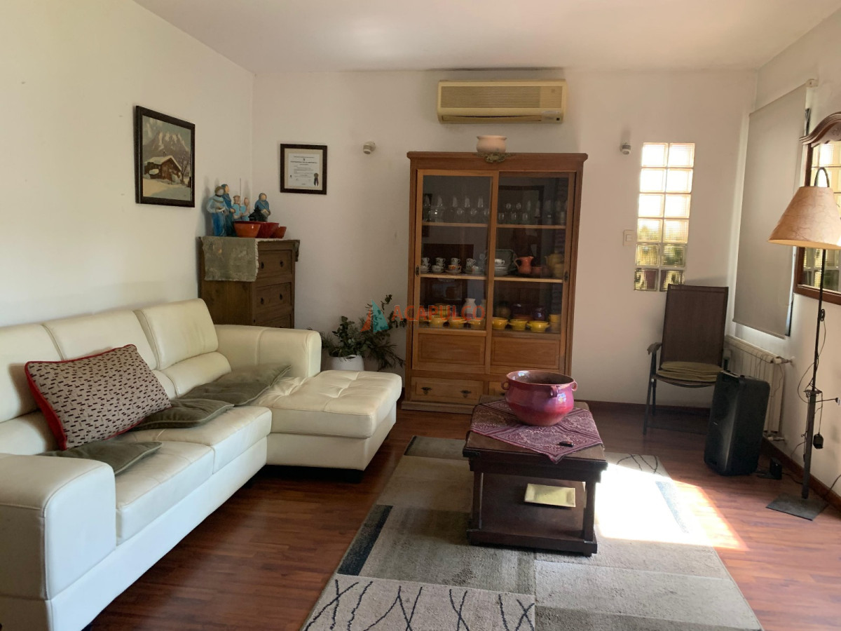 Casa Ref.4630 - Casa en Venta 4 Dormitorios, 3 baños, fondo con Piscina y Parrillero.