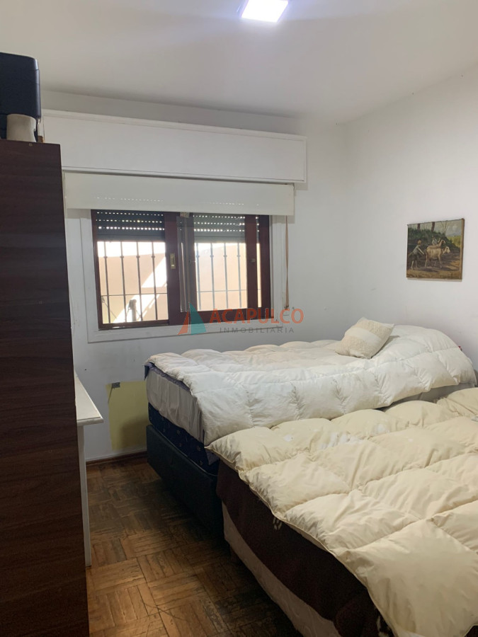 Casa Ref.4630 - Casa en Venta 4 Dormitorios, 3 baños, fondo con Piscina y Parrillero.