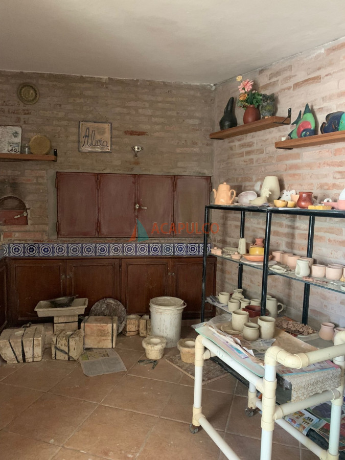 Casa Ref.4630 - Casa en Venta 4 Dormitorios, 3 baños, fondo con Piscina y Parrillero.