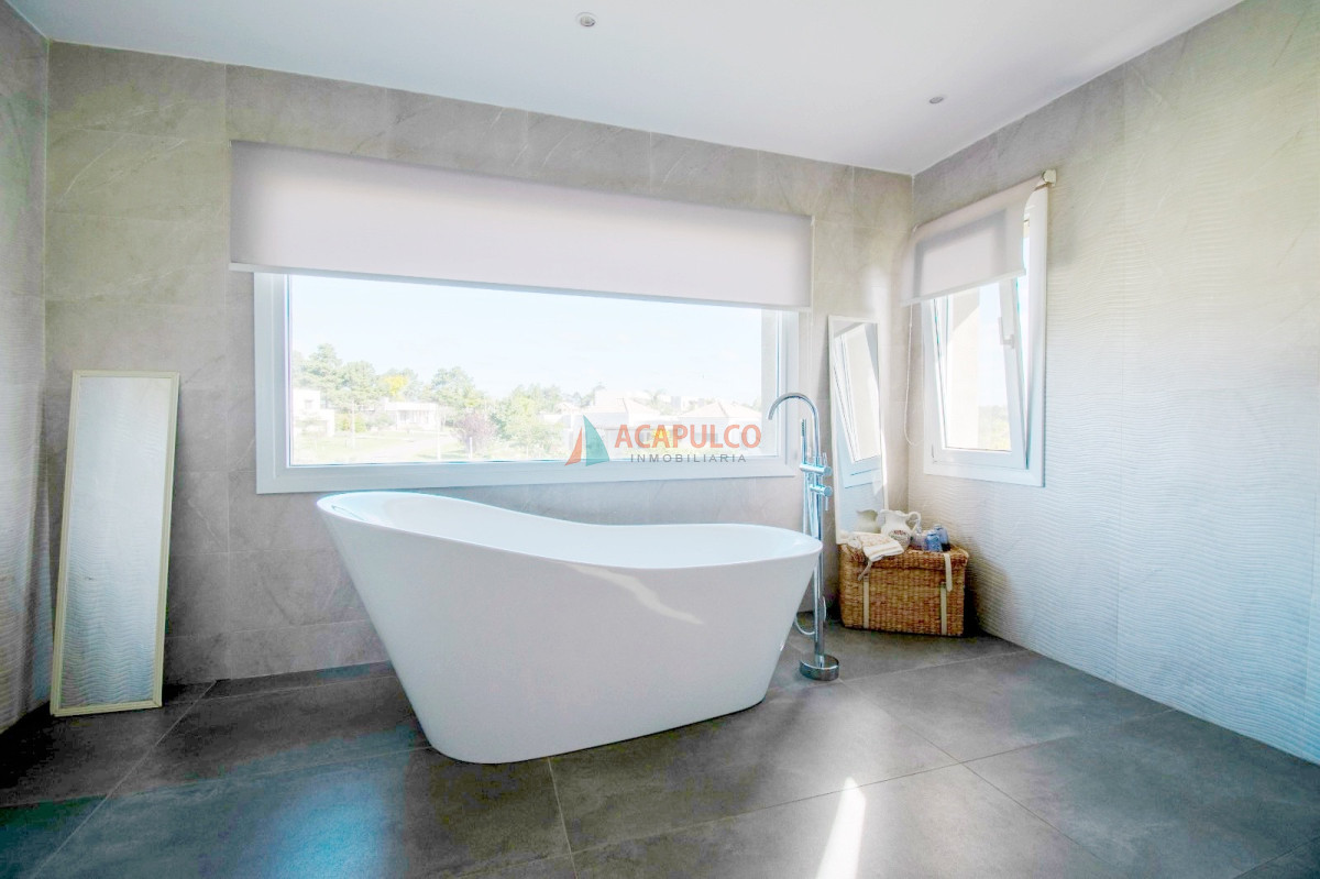 Casa ID.5190 - Venta Casa 4 dormitorios Barrio Privado