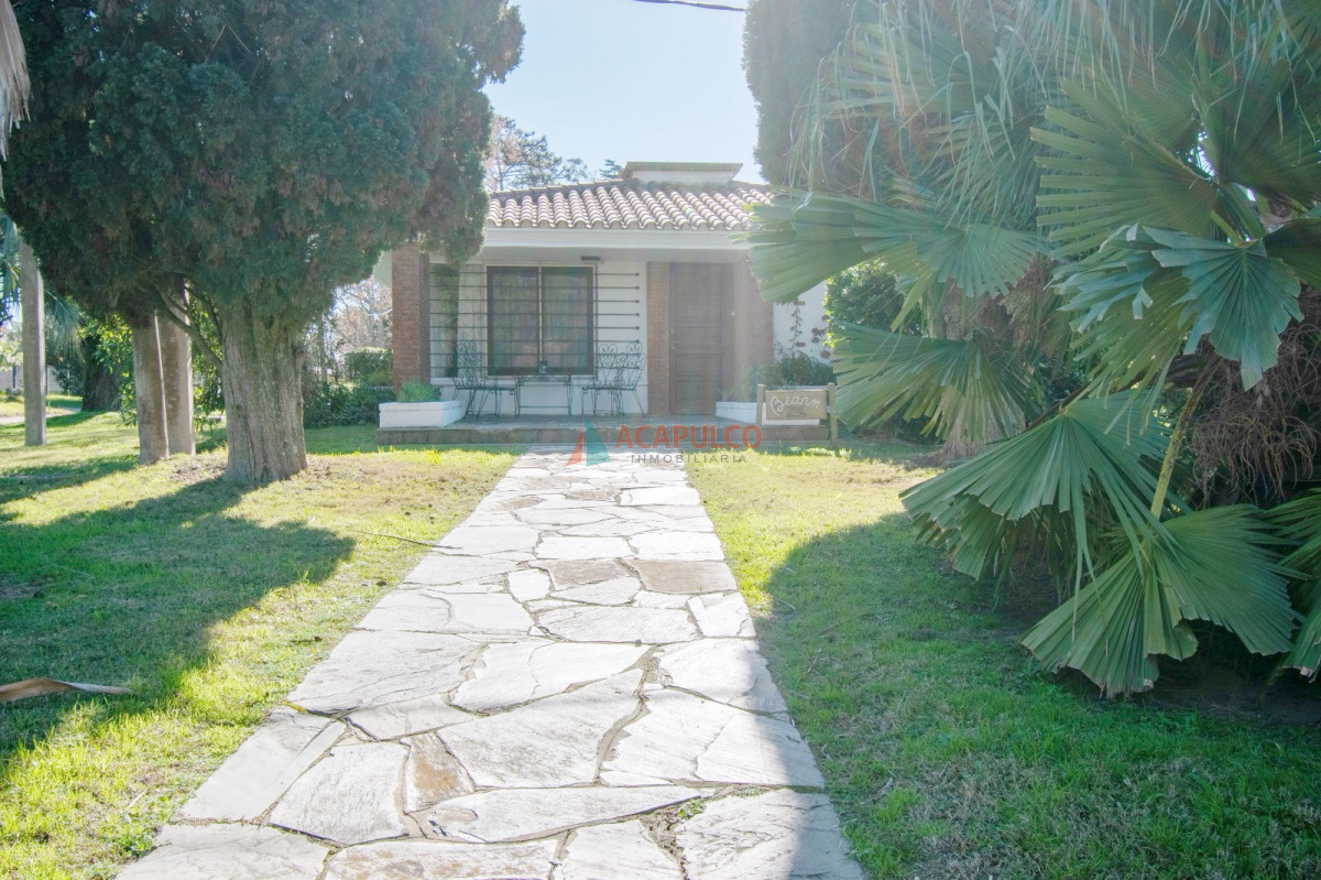 Casa Ref.6145 - Venta casa 3 dormitorios garaje y fondo en Atlántida