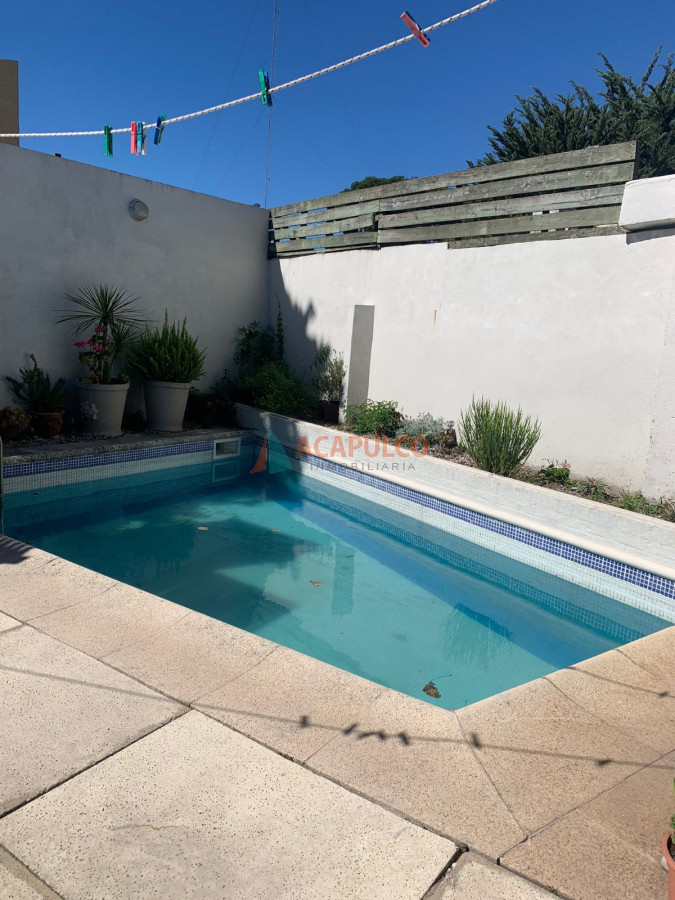 Casa Ref.4630 - Casa en Venta 4 Dormitorios, 3 baños, fondo con Piscina y Parrillero.