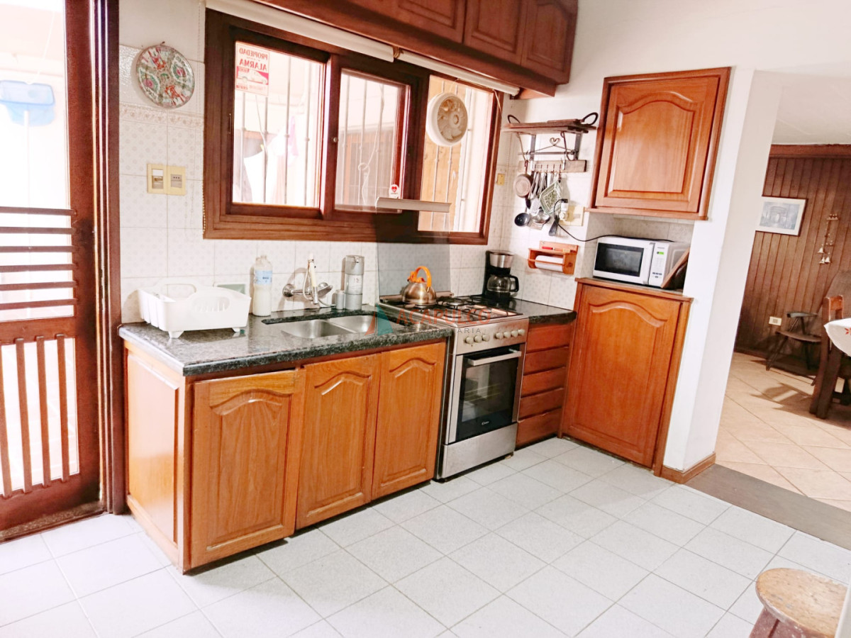 Casa ID.4630 - Casa en Venta 4 Dormitorios, 3 baños, fondo con Piscina y Parrillero.