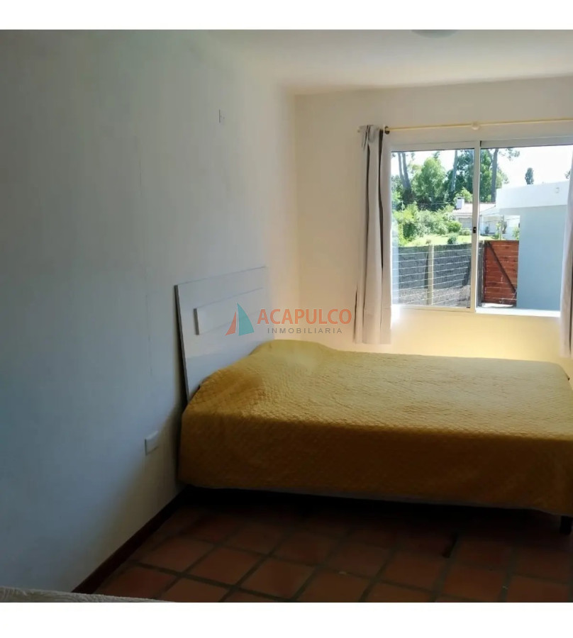 Casa Ref.4576 - Casa en Venta - Cantegril - Punta Este - 4 dormitorios y 3 baños - piscina climatizada 