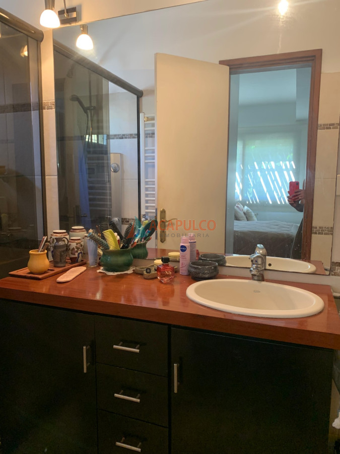 Casa Ref.4630 - Casa en Venta 4 Dormitorios, 3 baños, fondo con Piscina y Parrillero.