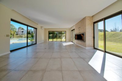 Venta casa 5 dormitorios en barrio privado, piscina, gimnasio, jacuzzi, barbacoa 