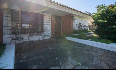 Venta casa 3 dormitorios garaje y fondo en Atlántida