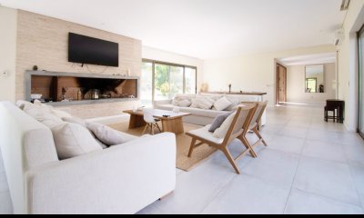 Venta Casa Barrio Privado  4 dormitorios + Servicio