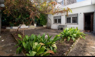 Venta casa 5 dormitorios fondo garaje en Pocitos a pasos del mar