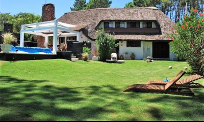 Casa en Venta - 5 Dormitorios + Dependencia - Punta del Este