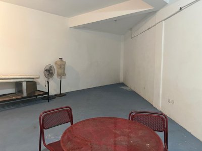 alquiler anual local con vidriera y depÓsito - acp4701l