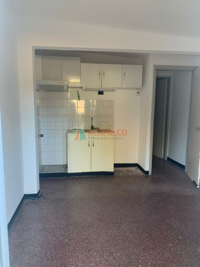 Local Comercial ID.6343 - DOS LOCALES COMERCIALES CON APARTAMENTOS Y DEPOSITO EN ALQUILER 