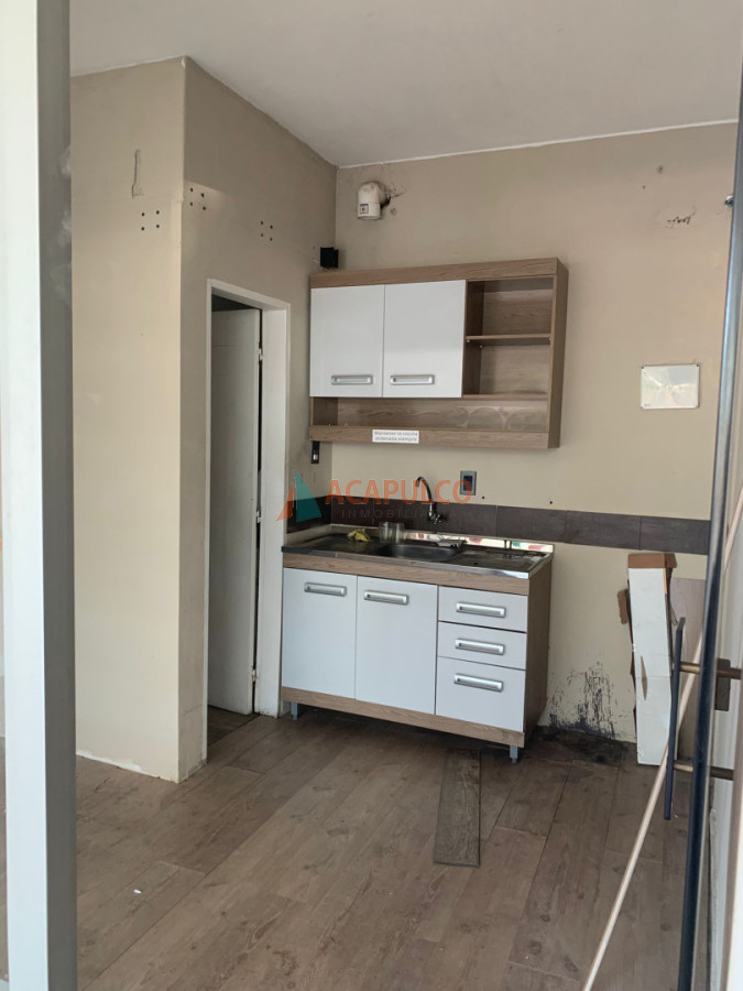 Local Comercial ID.6343 - DOS LOCALES COMERCIALES CON APARTAMENTOS Y DEPOSITO EN ALQUILER 