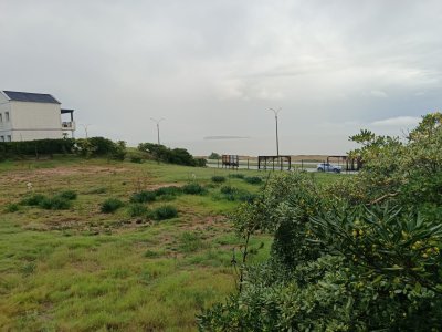 VENDE TERRENO FRENTE A PLAYA MANSA!!