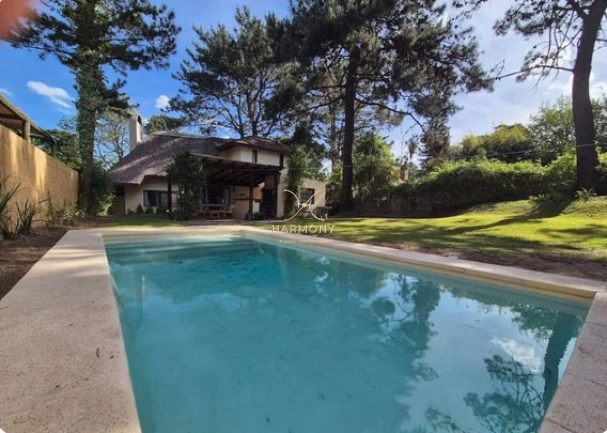 Casa ID.24 - Alquiler de Verano, 3 dormitorios, piscina climatizada, Pinares, Punta del Este