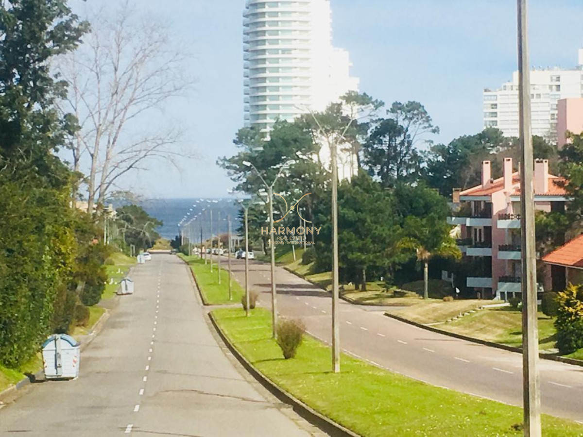 Apartamento ID.30 - Venta apartamento, 1 dormitorio, amplio balcon con vista, Playa Mansa, Punta del Este