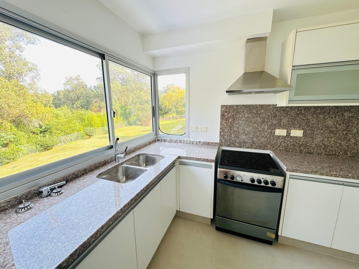 Apartamento Ref.986 - Apartamento en venta 2 dormitorios, Altos del Golf, Playa Brava!