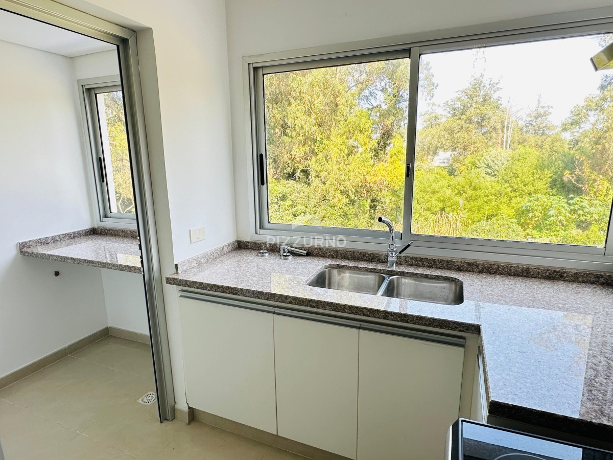 Apartamento Ref.986 - Apartamento en venta 2 dormitorios, Altos del Golf, Playa Brava!